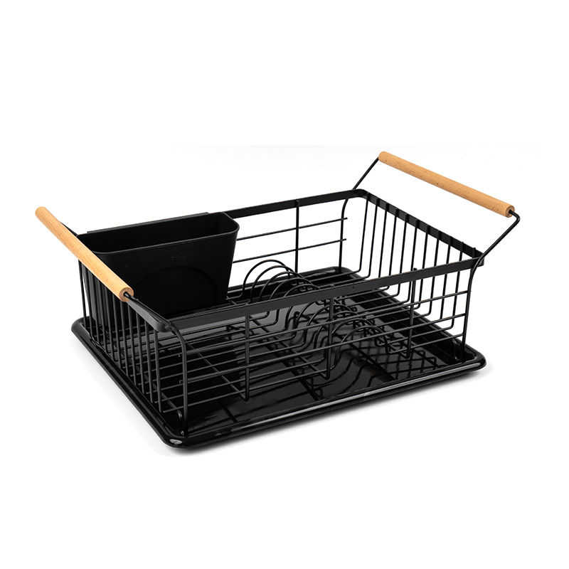 Um escorredor de pratos e tigelas com cabo de madeira