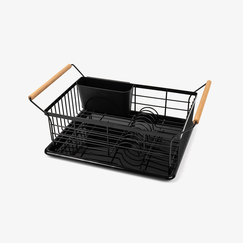 Um escorredor de pratos e tigelas com cabo de madeira