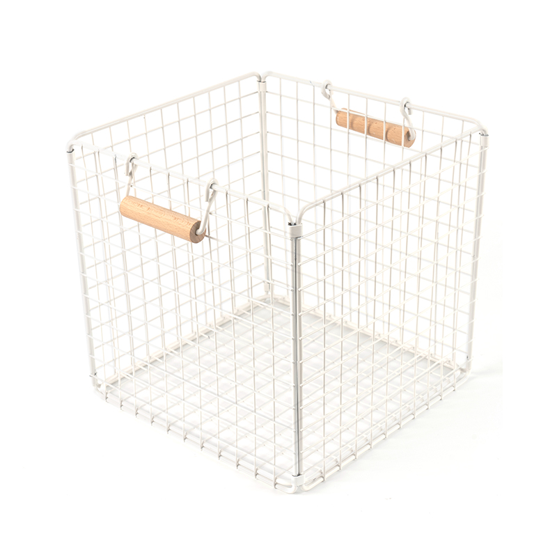 Cestos de arame com alças de madeira para despensa