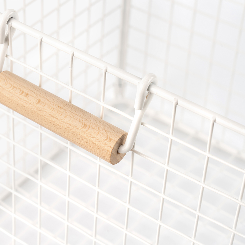 Cestos de arame com alças de madeira para despensa