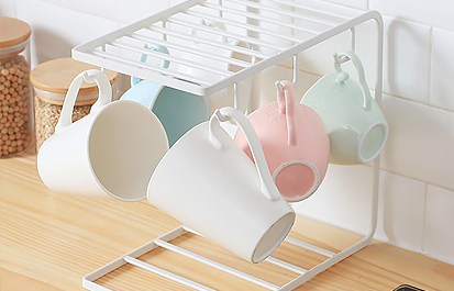 Como escolher uma prateleira de metal para xícaras de cozinha