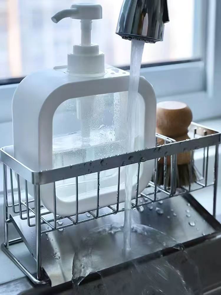 Como os racks de armazenamento metálicos montados na parede contribuem para soluções que economizam espaço?