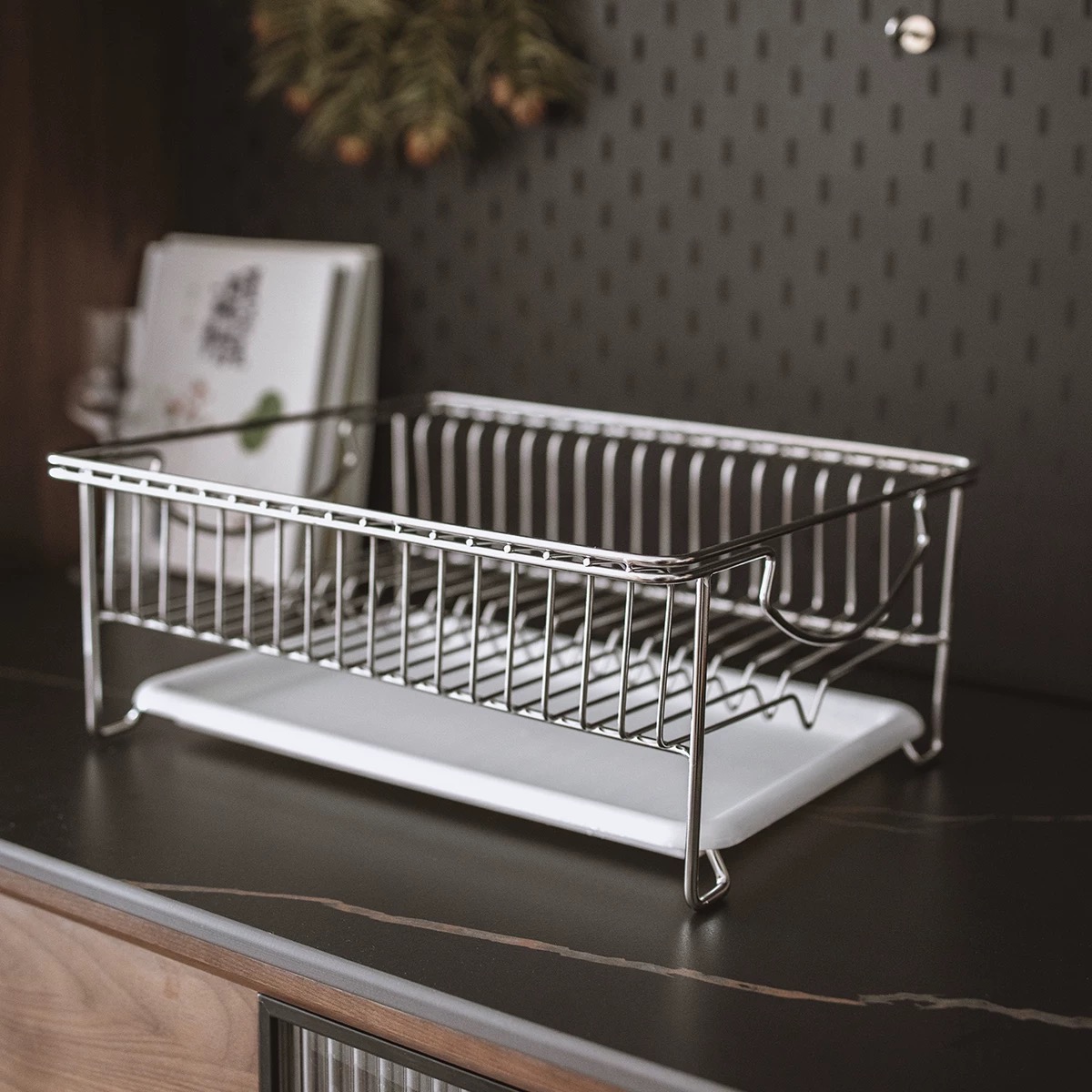 Como um rack de armazenamento doméstico de metal se compara a um de madeira?